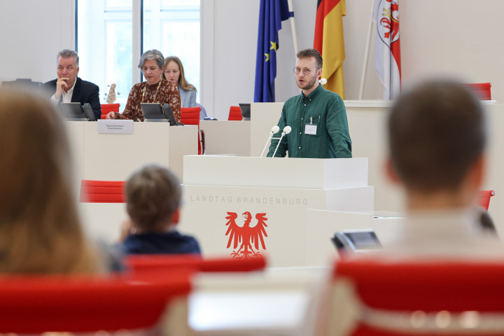 Einführung in den Wettbewerb durch Jonas Hauck, Teamer Politische Bildung/Besucherservice im Landtag