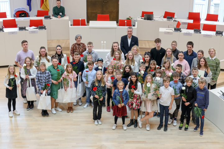 Gruppenfoto aller Preisträgerinnen und Preisträger des 70. Europäischen Wettbewerb