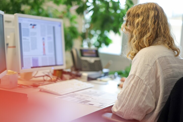 Mitarbeiterin am Arbeitsplatz