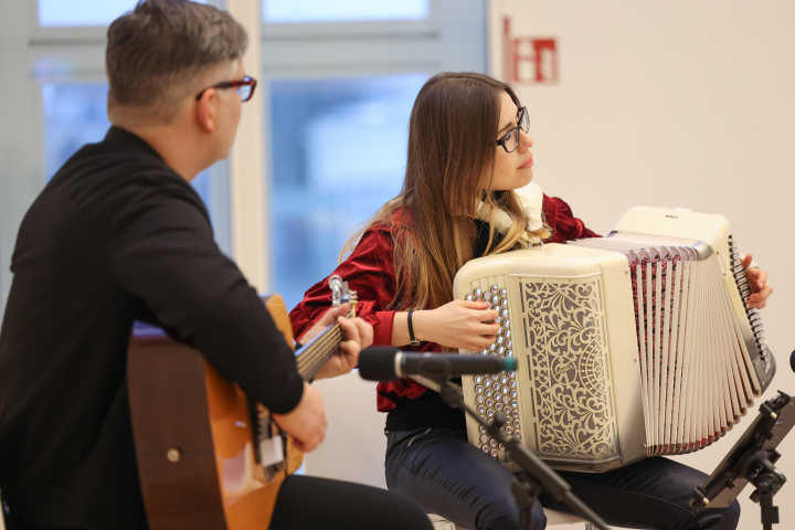 Musikalische Eröffnung durch Yvonne Grünwald mit Akkordeon und Gesang gemeinsam mit dem Gitarristen Tino Kahl