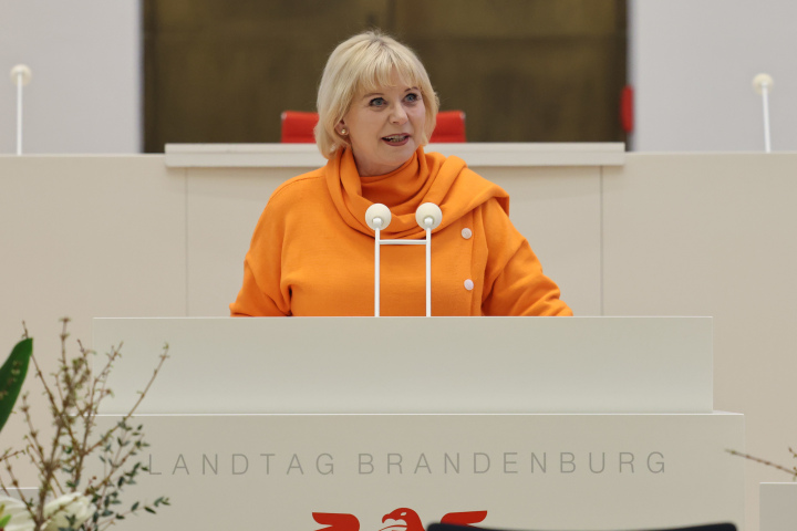 Landtagspräsidentin Prof. Dr. Ulrike Liedtke begrüßt die Gäste zur Veranstaltung anlässlich des Internationalen Frauentags im Landtag Brandenburg.