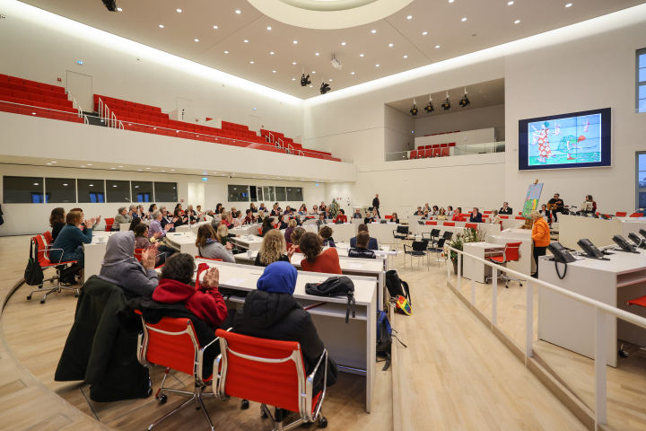 Blick in den Plenarsaal während des Grußworts der Landtagspräsidentin Prof. Dr. Ulrike Liedtke