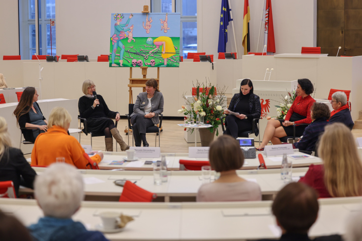 Podiumsdiskussion zum Thema „Sexismus als Lebensalltag“ mit: Sahra Damus (frauenpolitische Sprecherin GRÜNE/B90), Christine Wernicke (frauenpolitische Sprecherin der BVB / FW Fraktion), Alexandra Weidmann (Künstlerin), Moderatorin Jenny Pöller, Kristy Augustin (frauenpolitsche Sprecherin der CDU-Fraktion), Bettina Fortunato (frauenpolitische Sprecherin der Fraktion DIE LINKE) und Landesgleichstellungsbeauftragte Manuela Dörnenburg (v. l. n. r.) 