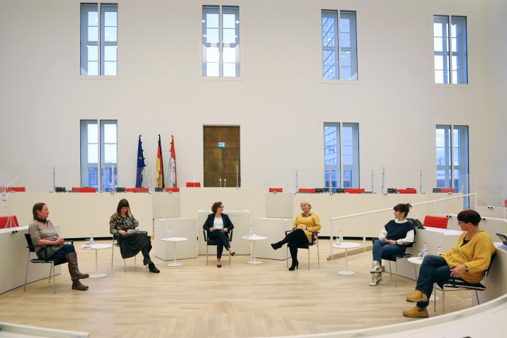 Die Teilnehmerinnen der Podiumsdiskussion (v. l. n. r.) Michaela Rönnefarth vom Frauenhaus Neuruppin, die Sprecherin des Frauenpolitischen Rates Christiane Bonk, die Landesgleichstellungsbeauftrage Manuela Dörnenburg, die Landtagspräsidentin Prof. Dr. Ulrike Liedtke, Marita Erxleben von der Tanzakademie Erxleben Potsdam und Martina Büttner, Chorleiterin und Beisitzerin im Brandenburgischen Chorverband e. V. im Plenarsaal.