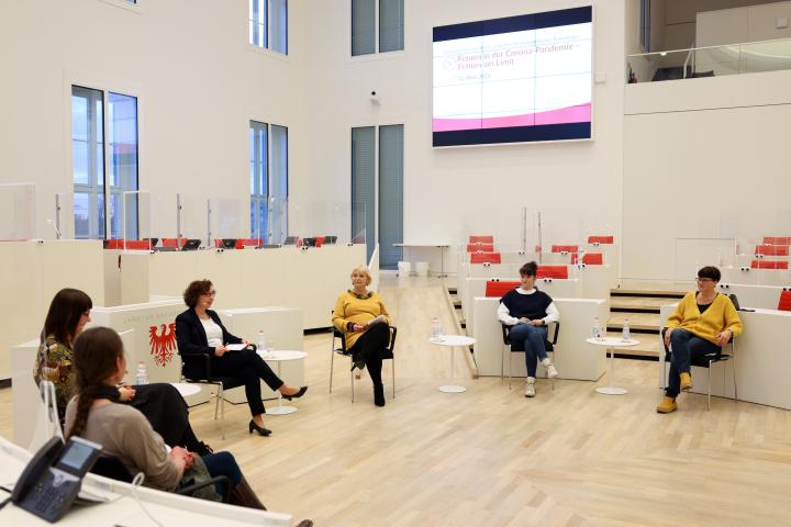 Die Teilnehmerinnen der Podiumsdiskussion (v. l. n. r.) Michaela Rönnefarth vom Frauenhaus Neuruppin, die Sprecherin des Frauenpolitischen Rates Christiane Bonk, die Landesgleichstellungsbeauftrage Manuela Dörnenburg, die Landtagspräsidentin Prof. Dr. Ulrike Liedtke, Marita Erxleben von der Tanzakademie Erxleben Potsdam und Martina Büttner, Chorleiterin und Beisitzerin im Brandenburgischen Chorverband e. V. im Plenarsaal.