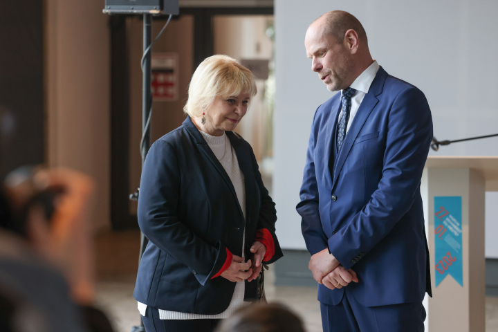 Landtagspräsidentin Prof. Dr. Ulrike Liedtke (l.) im Gespräch mit dem Direktor der Stiftung Brandenburgische Gedenkstätten Dr. Axel Drecoll (r.)