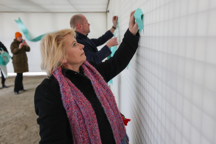 Landtagspräsidentin Prof. Dr. Ulrike Liedtke vor der Tap-Art-Installation im Innenraum des zentralen Gedenkortes „Station Z“.