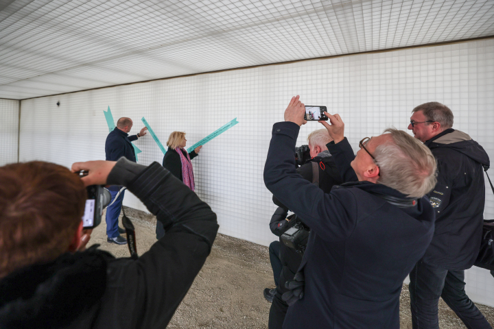 Anbringen der Klebebänder an der Tap-Art-Installation im Innenraum des zentralen Gedenkortes „Station Z“.