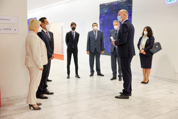 Landtagspräsidentin Prof. Dr. Ulrike Liedtke (1. v. l.) und Ministerpräsident Dr. Dietmar Woidke (2. v. r.) im Gespräch mit den Diplomaten der Nachfolgestaaten der Sowjetunion und der wieder unabhängig gewordenen Republiken vor der Gedenkveranstaltung.