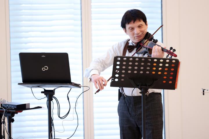 Musikalischer Einklang in die Gedenkveranstaltung durch den Potsdamer Geiger Yakov Kopel