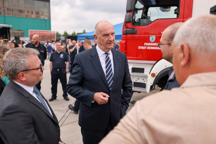 Ministerpräsident Dr. Dietmar Woidke (m.) im Gespräch vor Beginn der Hauptveranstaltung