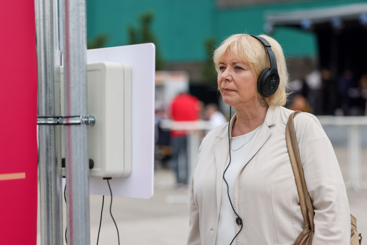 Landtagspräsidentin Prof. Dr. Ulrike Liedtke schaut sich vor Ort die Ausstellung zum zentralen Gedenken an.