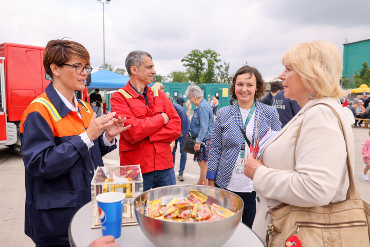 Landtagspräsidentin Prof. Dr. Ulrike Liedtke (r.) im Gespräch vor Beginn der Hauptveranstaltung