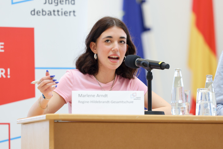 Finalistin Marlene Arndt von der Regine-Hildebrandt Gesamtschule während der Finaldebatte der Altersgruppe I