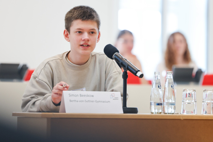 Finalist Simon Beeskow vom Bertha-von-Suttner Gymnasium während der Finaldebatte der Altersgruppe I