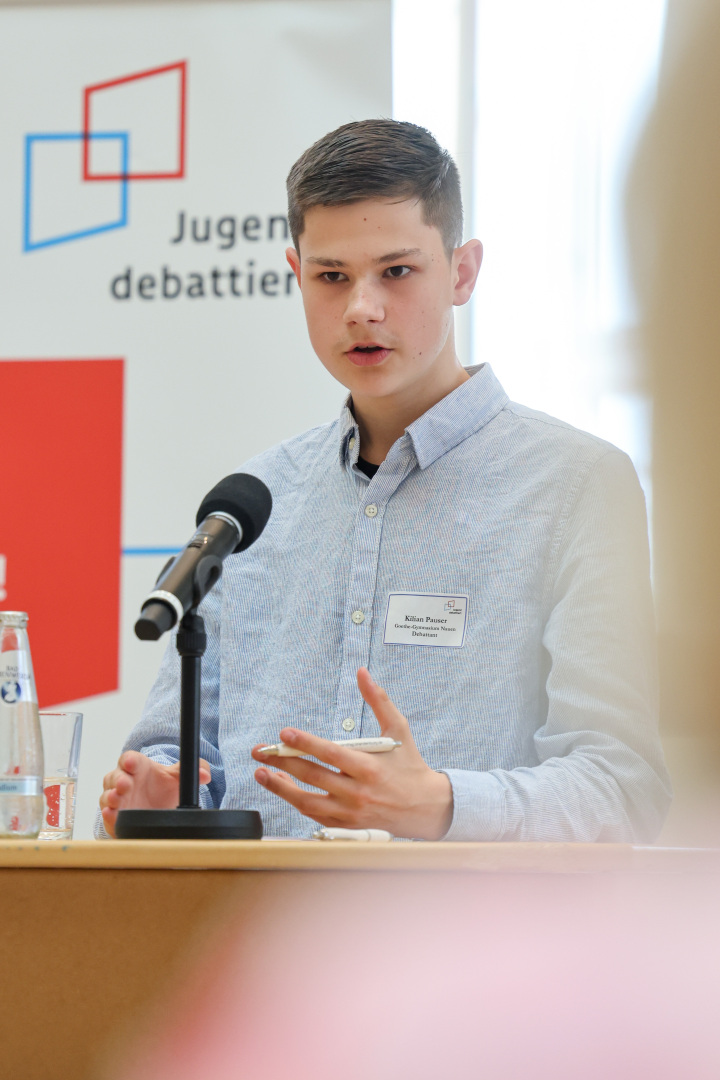Finalist Killian Pauser vom Goethe-Gymnasium Nauen während der Finaldebatte der Altersgruppe I