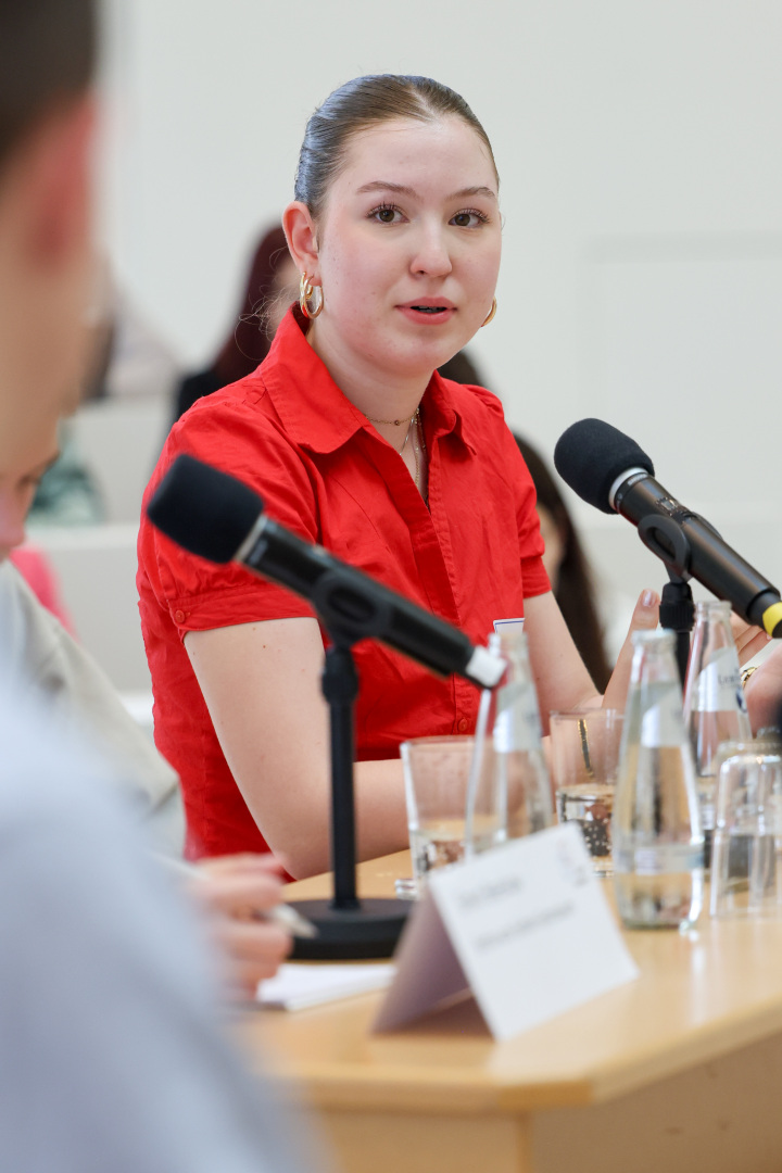 Finalistin Mascha Rieder vom Humboldt-Gymnasium Eichwalde während der Finaldebatte der Altersgruppe I