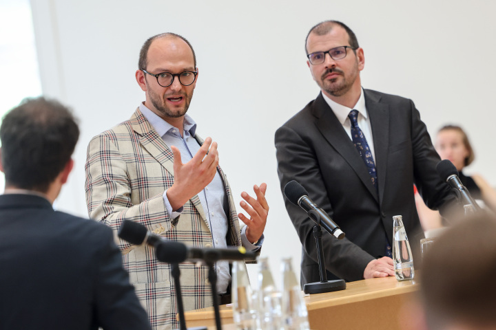 Gesprächsrunde mit dem Minister für Bildung, Jugend und Sport Steffen Freiberg (r.) und Dr. Jan-Jonathan Bock (2. v. r.) von der Hertie-Stiftung