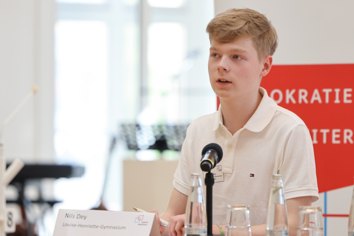 Finalist Nils Dey vom Louise-Henriette-Gymnasium während der Finaldebatte der Altersgruppe II