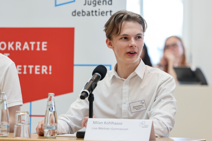 Finalist Milan Kohlhasse vom Lise-Meitner-Gmynasium während der Finaldebatte der Altersgruppe II