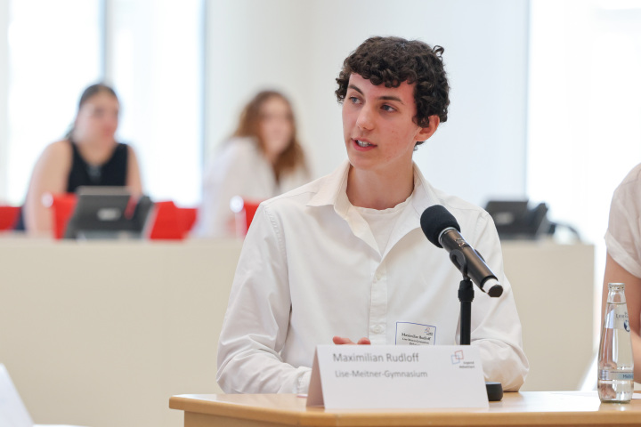 Finalist Maximilian Rudloff vom Lise-Meitner-Gmynasium während der Finaldebatte der Altersgruppe II