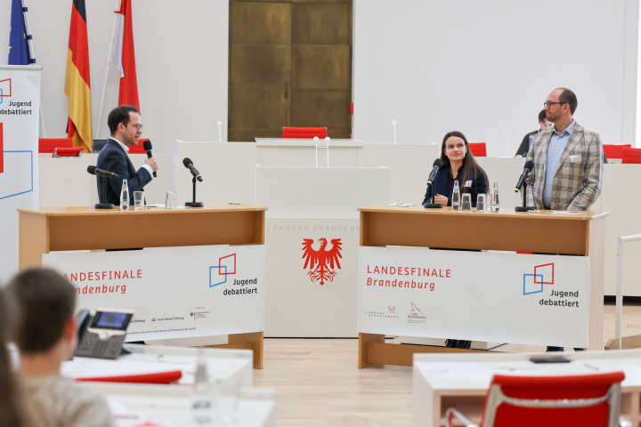 Gespräch mit Jola Schmidt (2. v. l.) vom Verband der Debattierclubs an Hochschulen e.V. und Dr. Jan-Jonathan Bock (3. v. l.) von der Hertie-Stiftung