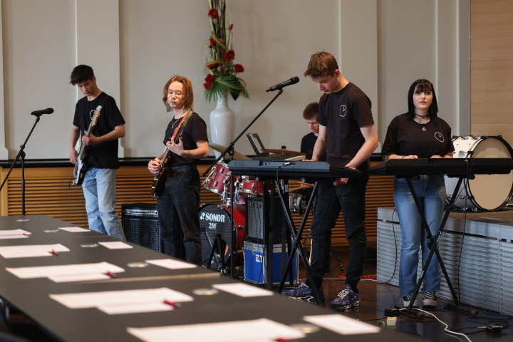 Auftritt der Schulband des Neuen Gymnasiums Glienicke „Two hours a week"