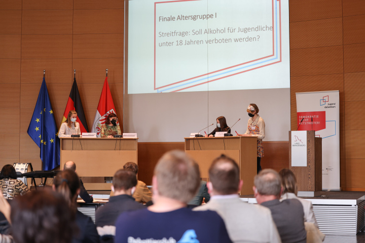 Erste Finaldebatte in der Altersgruppe I (Klassenstufe 8 bis 10), v. l. n. r.: Nelly Kuboth, Johanna Schattenmann, Alexa Rostin und Anne Feller