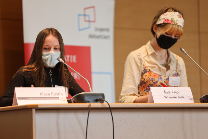 Erste Finaldebatte in der Altersgruppe I (Klassenstufe 8 bis 10), Alexa Rostin (l.) und Anne Feller (r.)