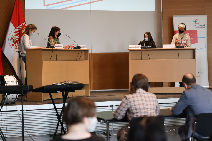 Erste Finaldebatte in der Altersgruppe I (Klassenstufe 8 bis 10), v. l. n. r.: Nelly Kuboth, Johanna Schattenmann, Alexa Rostin und Anne Feller