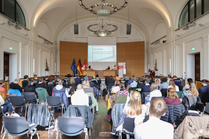 Blick in den Brandenburg-Saal während der ersten Finaldebatte in der Altersgruppe I (Klassenstufe 8 bis 10)