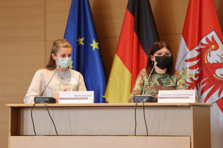 Erste Finaldebatte in der Altersgruppe I (Klassenstufe 8 bis 10), Nelly Kuboth (l.) und Johanna Schattenmann (r.)