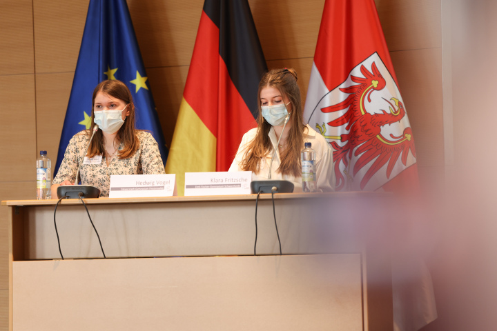 Zweite Finaldebatte in der Altersgruppe II (Klassenstufe 11 bis 13), Hedwig Vogel (l.) und Klara Fritzsche (r.)