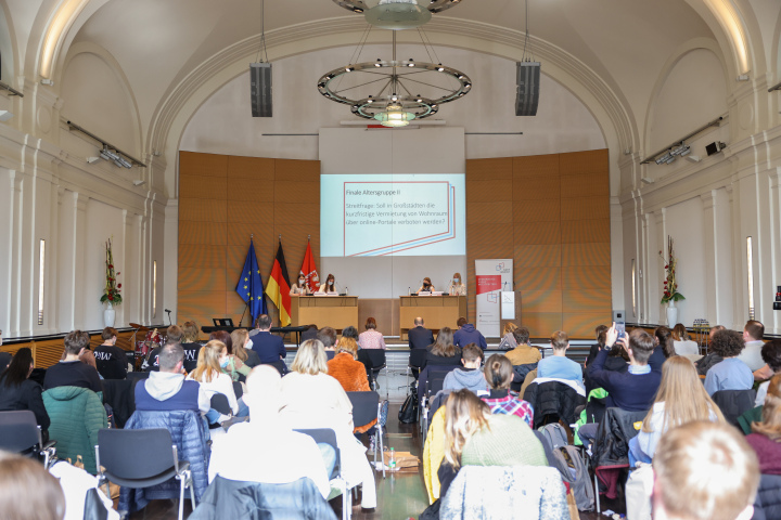 Blick in den Brandenburg-Saal während der zweiten Finaldebatte in der Altersgruppe II (Klassenstufe 11 bis 13)