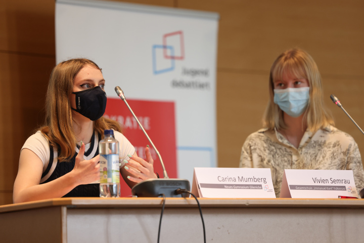 Zweite Finaldebatte in der Altersgruppe II (Klassenstufe 11 bis 13), Carina Mumberg (l.) und Vivien Semrau (r.)