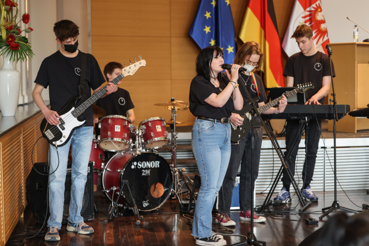 Auftritt der Schulband des Neuen Gymnasiums Glienicke „Two hours a week"