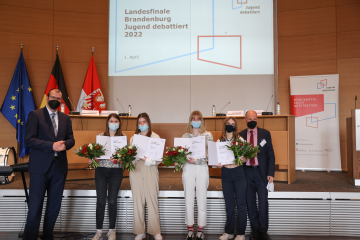 Gruppenfoto der Finalisten der Altersgruppe II zur Preisverleihung