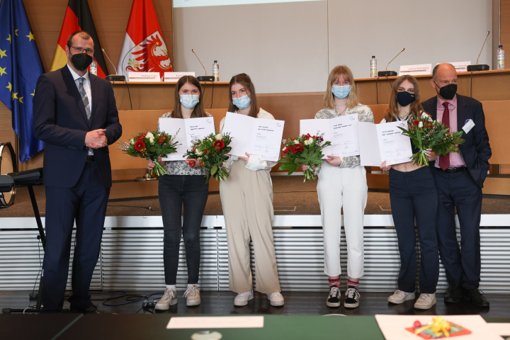 Gruppenfoto der Finalisten der Altersgruppe II zur Preisverleihung