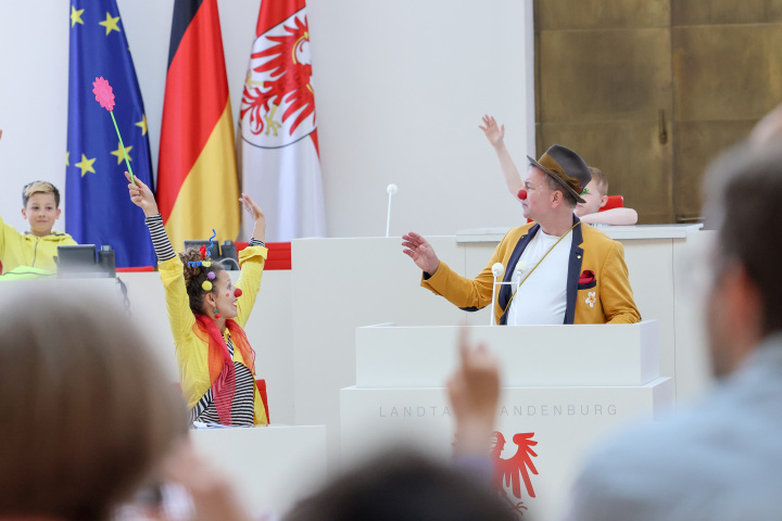 Klinikclows mit den Familien im Plenarsaal des Landtages
