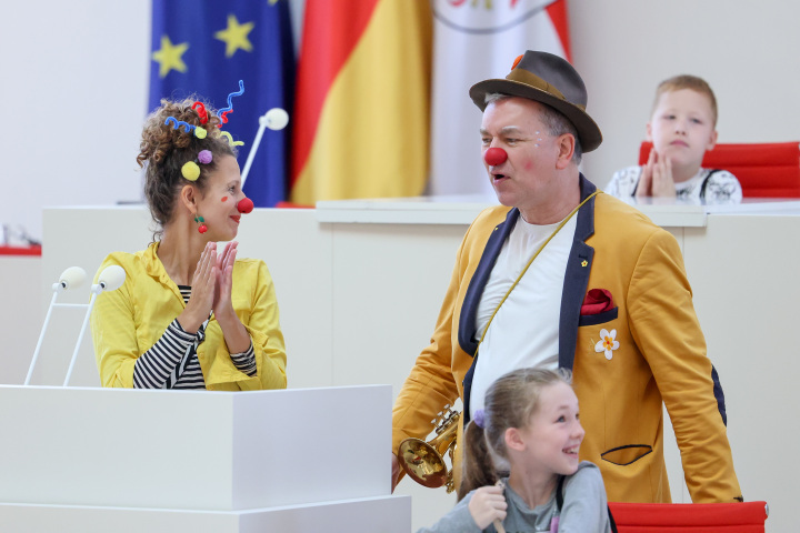 Klinikclows mit den Familien im Plenarsaal des Landtages