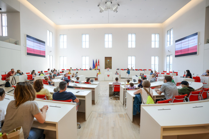 Blick in den Plenarsaal während der Begrüßung der Landtagspräsidentin Prof. Dr. Ulrike Liedtke
