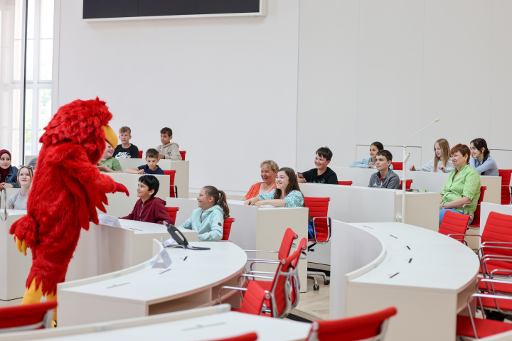 Anton Adler begrüßt die Schülerinnen und Schüler zum Kindertag im Plenarsaal des Landtages
