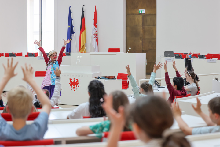 Impression aus dem Plenarsaal zum Kindertag