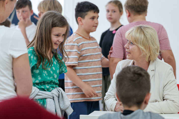 Landtagspräsidentin Prof. Dr. Ulrike Liedtke im Gespräch mit Schülerinnen und Schülern