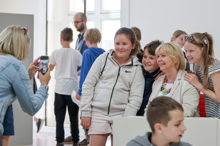 Landtagspräsidentin Prof. Dr. Ulrike Liedtke im Gespräch mit Schülerinnen und Schülern