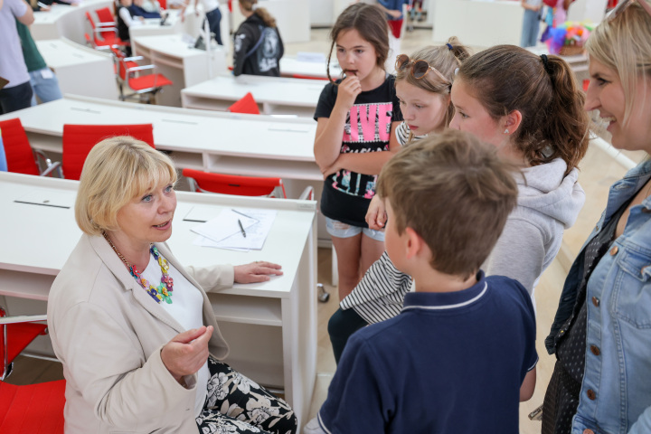 Landtagspräsidentin Prof. Dr. Ulrike Liedtke im Gespräch mit Schülerinnen und Schülern