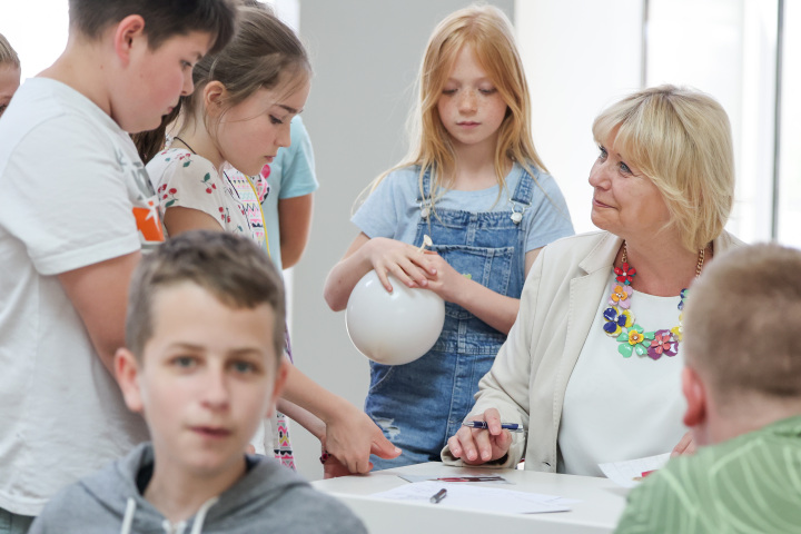 Landtagspräsidentin Prof. Dr. Ulrike Liedtke im Gespräch mit Schülerinnen und Schülern