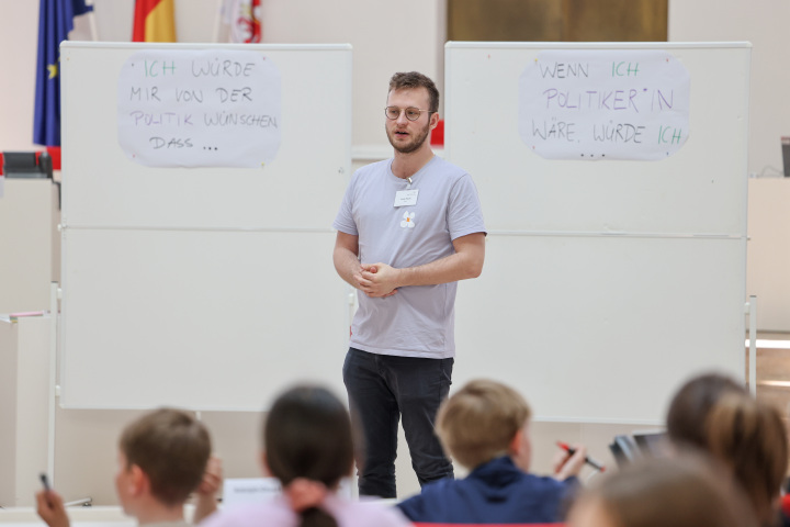 Die Schülerinnen und Schüler tragen "Wünsche für die Politiker / Wenn ich Politiker wäre ..." zusammen