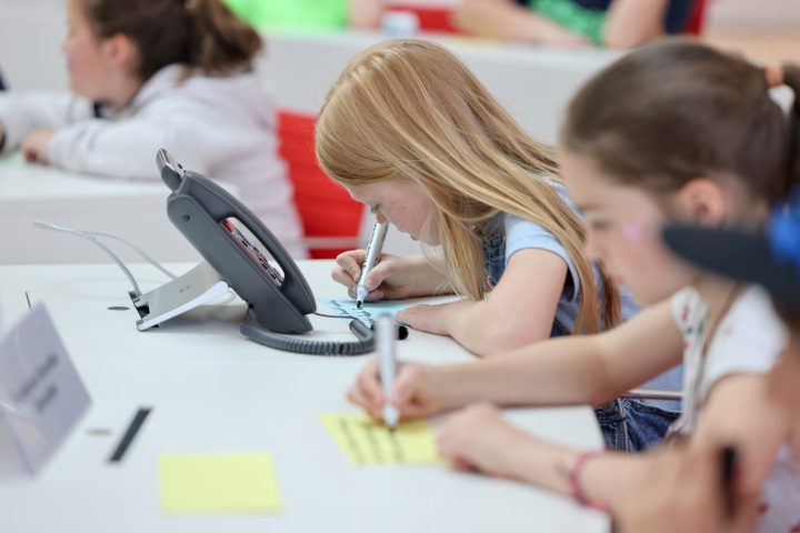 Die Schülerinnen und Schüler tragen "Wünsche für die Politiker / Wenn ich Politiker wäre ..." zusammen