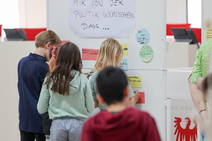 Die Schülerinnen und Schüler tragen "Wünsche für die Politiker / Wenn ich Politiker wäre ..." zusammen